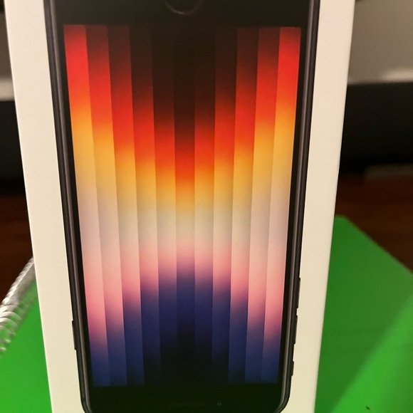 iPhone SE 3rd Generation 64GB - Picture 2 of 6